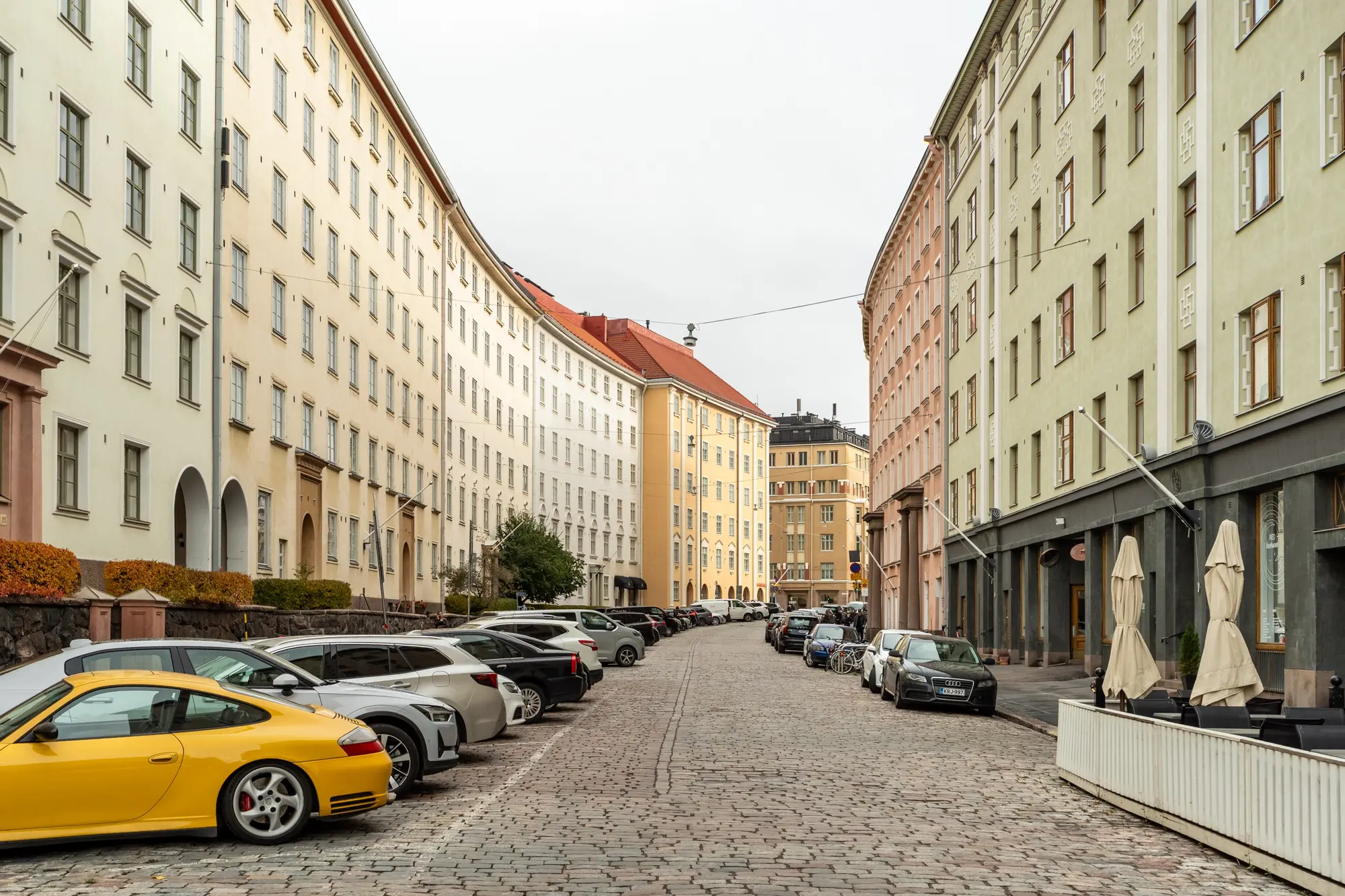 Ammattimainen asuntokuvaus — moderni olohuone Helsingissä